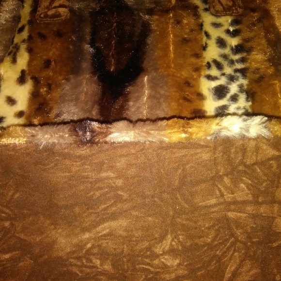Animal Printed Faux Fur Pocketbook - Picture 5 of 8